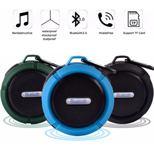 Enceinte Bluetooth fixée par ventouse sur le carrelage d'une douche