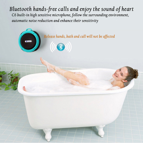 Enceinte portable utilisée au bord d'une piscine
